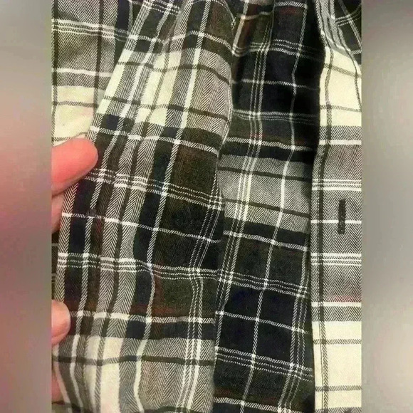 Size Large men’s button down shirt by Van Heusen - Picture 5 of 6